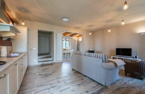Costigliole d'Asti House | Lovely apartment in villa with WIFI, pool, A/C, TV, patio, pets allowed, panoramic view, parking