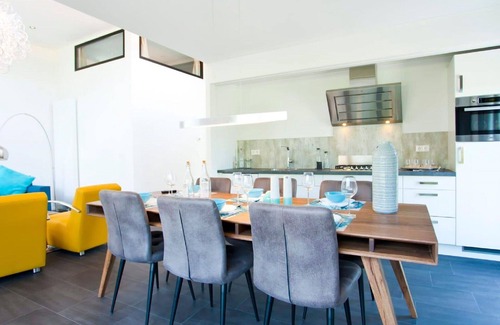 Noordoostelijk van Schaarsbergen House | Lovely apartment in villa for 6 guests with WIFI, pool, TV and terrace