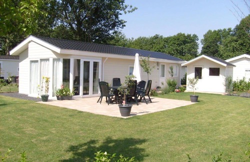 Noordoostelijk van Schaarsbergen House | Lovely apartment in villa for 6 guests with WIFI, pool, TV and terrace