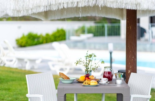 Citta Sant'Angelo Villa | Lovely apartment in villa with A/C, WIFI, pool, TV, patio, pets allowed and panoramic view