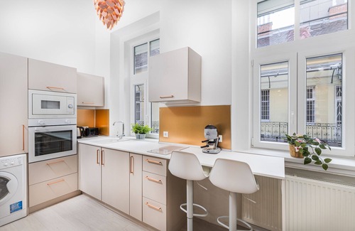 Inner City Budapest Apartment | Lovely Apartment one step from The Hungarian National Museum