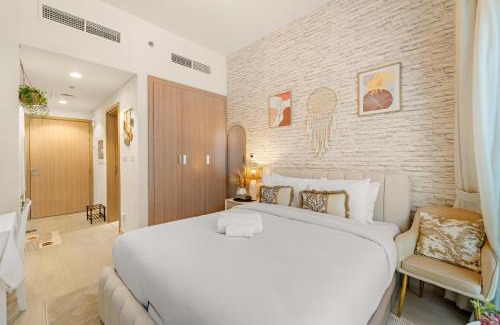 Nad Al Sheba Apartment | Lovely Apt Near The Burj with Pool, Gym & BBQ Area
