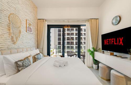 Nad Al Sheba Apartment | Lovely Apt Near The Burj with Pool, Gym & BBQ Area