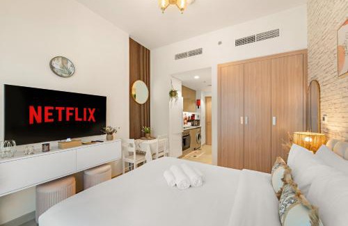 Nad Al Sheba Apartment | Lovely Apt Near The Burj with Pool, Gym & BBQ Area
