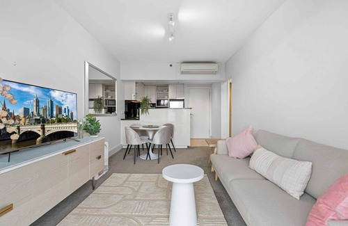 South Yarra Apartment | Lovely Boutique 1-Bed Unit with Gym & Pool