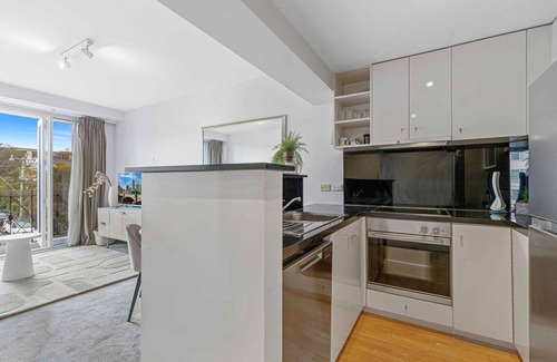 South Yarra Apartment | Lovely Boutique 1-Bed Unit with Gym & Pool