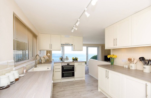 Looe House | Lovely bungalow with fabulous views