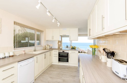 Looe House | Lovely bungalow with fabulous views