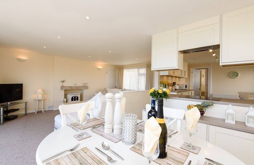 Looe House | Lovely bungalow with fabulous views