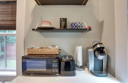 Isle of Hope Historic District Apartment | Lovely Coastal Studio near Downtown Isle of Hope