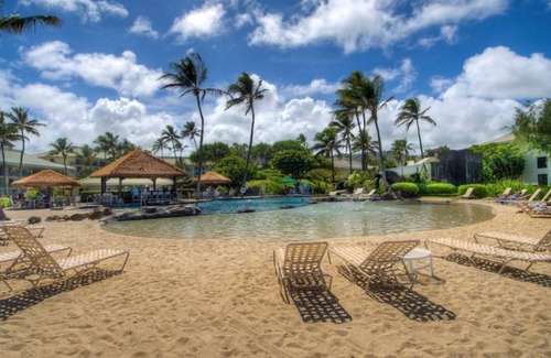 Hanamaulu Condo | Lovely condo on third floor with amazing resort pools, gym, spas, & restaurants