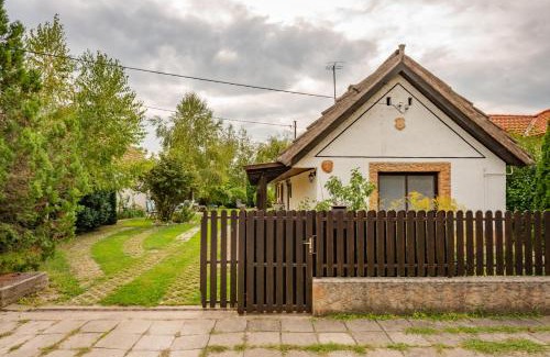 Velence House | Lovely Cottage Home
