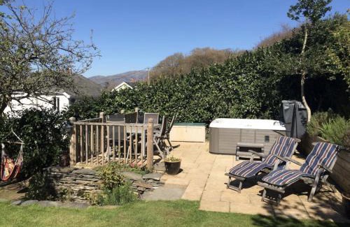 Fairbourne House | Lovely cottage in Snowdonia, private hot tub, by mountains & award winning beach
