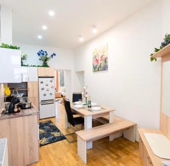 Vizivaros Apartment | Lovely designer home with stunning Parliament view