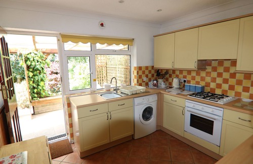 New Forest District House | Lovely dog friendly 2 bed bungalow with parking