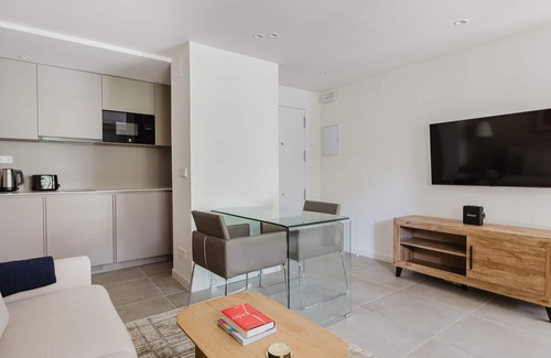Teatinos Apartment | Lovely El Consul - El Romeral Studio, near Food, by Blueground