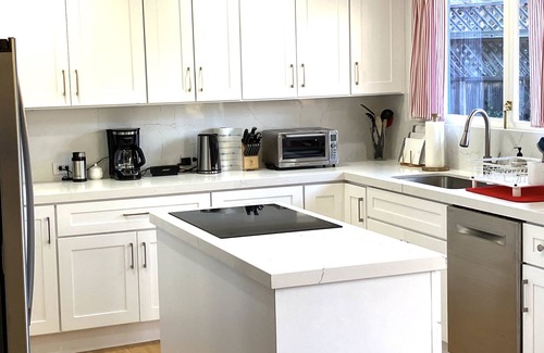 Larkspur House | Lovely Garden Cottage easy-on to freeway and ferries; minutes to local hospitals