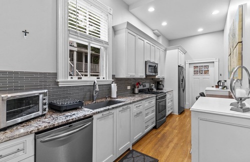Wilmington Historic District Apartment | Lovely Historic 2 bedroom steps to Riverwalk -Fully stocked!