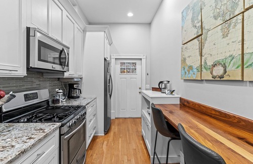 Wilmington Historic District Apartment | Lovely Historic 2 bedroom steps to Riverwalk -Fully stocked!