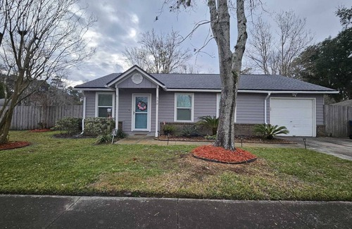 Northside House | Lovely Home 10 min from Jax Airport w/Pool + Firepit.