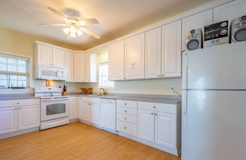 Hatteras Condo | Lovely home in oceanfront location with central AC, access to pool/hot tub