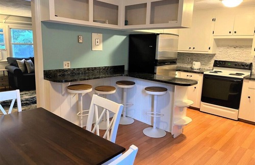 Saunderstown House | Lovely home located in the private community of Forest Lake!