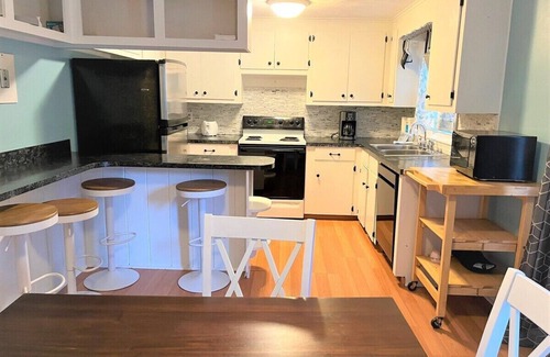 Saunderstown House | Lovely home located in the private community of Forest Lake!