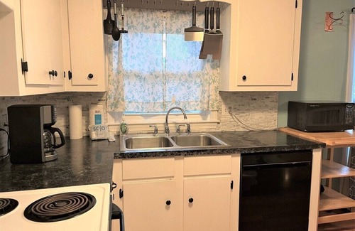 Saunderstown House | Lovely home located in the private community of Forest Lake!