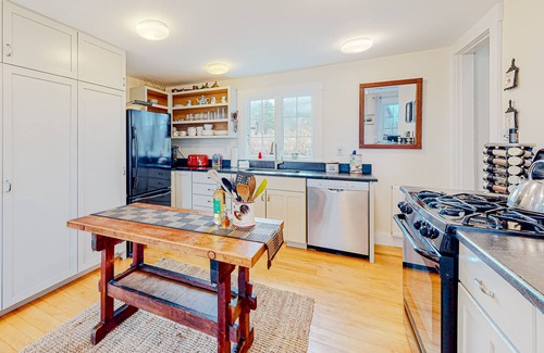 Rockingham House | Lovely home on 40 acres near orchards, fishing, trails w/firepit & wood stove
