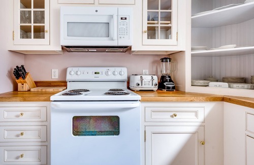 Mystic - New London House | Lovely & Light-Filled Victorian Townhouse with Luxury Amenities