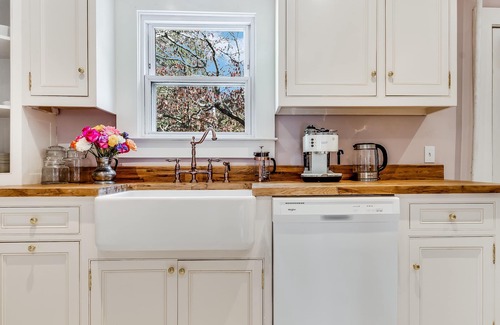 Mystic - New London House | Lovely & Light-Filled Victorian Townhouse with Luxury Amenities