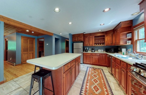 Bartlett House | Lovely Log Cabin Near Slopes W/Free WiFi, Firepit, & Gourmet Kitchen - Dogs OK