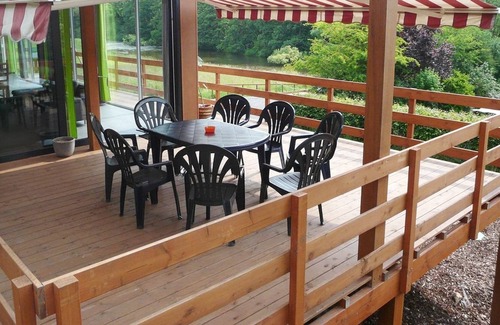 Coo House | Lovely modern cottage with sauna, bubble baths and even a beach on the river!