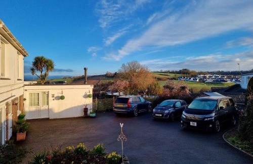 Torquay Apartment | Lovely private studio room with own kitchen and bathroom. Set in the popular area of Shiphay in Torquay and only a short walk from Torbay Hospital