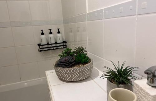 West Molesey House | Lovely Room with a view & Parking nr Hampton Court