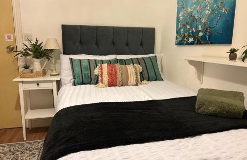 West Molesey House | Lovely Room with a view & Parking nr Hampton Court