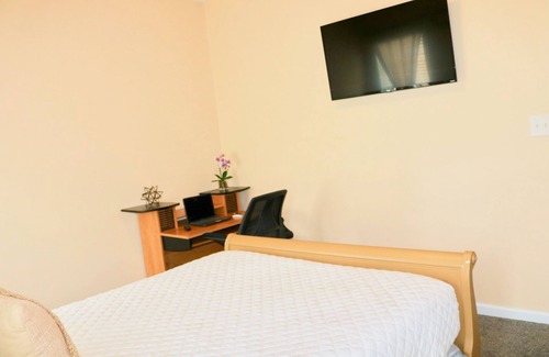 South View House | Lovely room with Big Roku TV Near Ft Bragg/Liberty Pet-Friendly