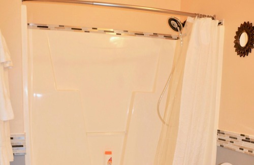 South View House | Lovely room with Big Roku TV Near Ft Bragg/Liberty Pet-Friendly