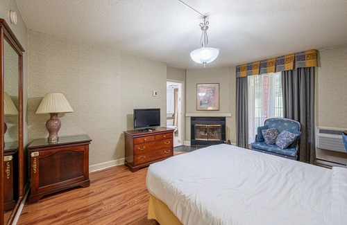 Saint-Sauveur House | Lovely room with balcony 26