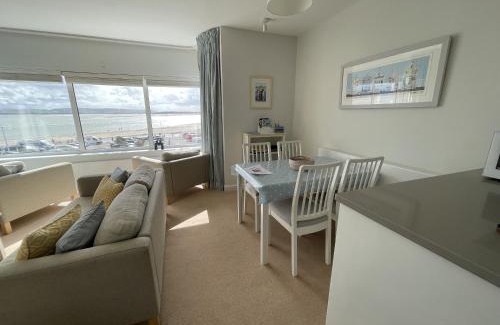 Aberdovey Apartment | Lovely seafront 2 bedroom Apartment 4