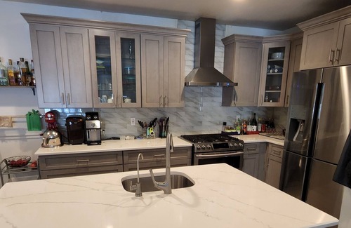 Edgewater Condo | Lovely short-term rental in Edgewater - 5 mins to everything! 20 mins to NYC!