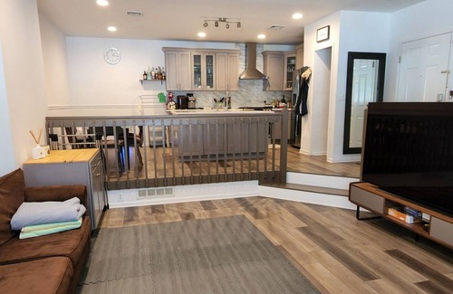 Edgewater Condo | Lovely short-term rental in Edgewater - 5 mins to everything! 20 mins to NYC!