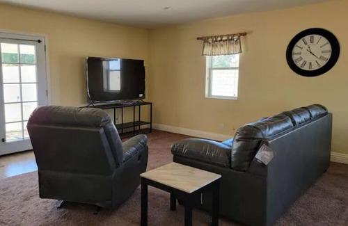 Lancaster House | Lovely Spacious 1 Bdrm Entire home w/3 Queen Beds