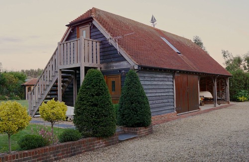 Sidlesham Apartment | Lovely studio apartment in grounds of beautiful renovated barn near Chichester.