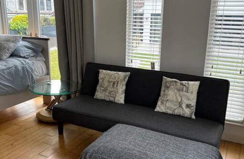 Poole House | Lovely studio cabin. Hot tub ex £40 per night