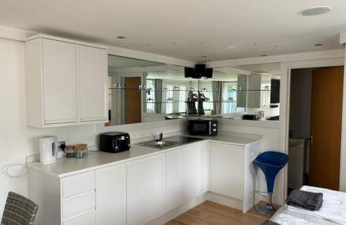 Poole House | Lovely studio cabin. Hot tub ex £40 per night