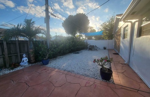 West Little Havana House | Lovely Studio close to Airport, Wynwood and Downtown free WiFi and Parking