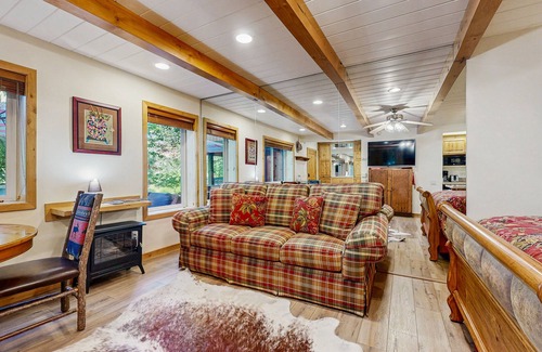 Elkhorn Apartment | Lovely Studio Close to Dollar Mountain w/Full Kitchen/Free WiFi/Deck/Netflix