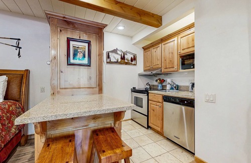 Elkhorn Apartment | Lovely Studio Close to Dollar Mountain w/Full Kitchen/Free WiFi/Deck/Netflix
