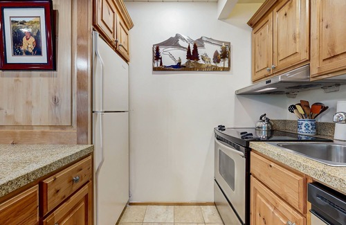 Elkhorn Apartment | Lovely Studio Close to Dollar Mountain w/Full Kitchen/Free WiFi/Deck/Netflix